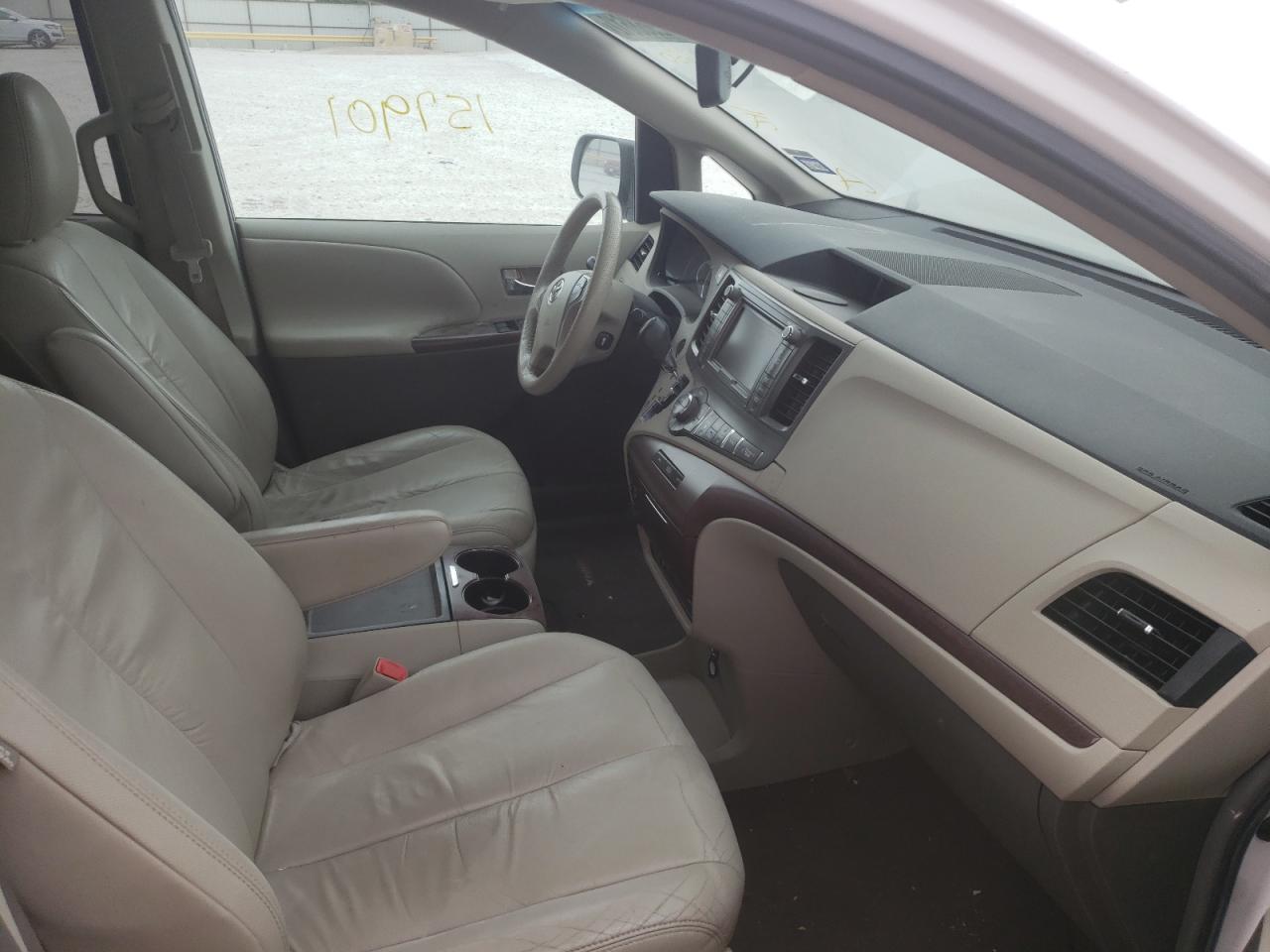 Photo 5 from auction – 2011 TOYOTA SIENNA XLE with VIN 5TDYK3DC7BS026680