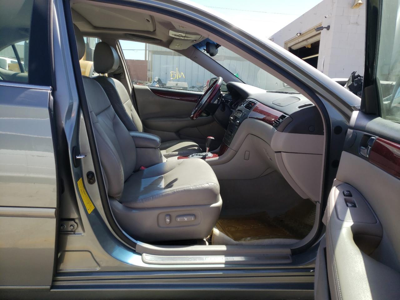 Photo 5 from auction – 2004 LEXUS ES 330 with VIN JTHBA30G345020674