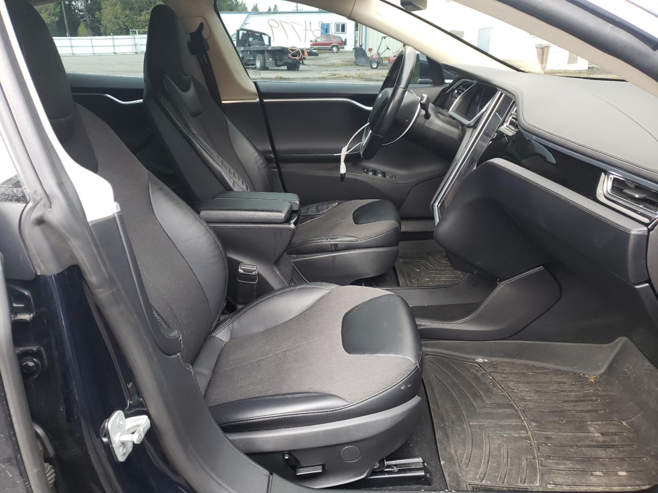 Photo 5 from auction – 2013 TESLA MODEL S with VIN 5YJSA1AC4DFP10241