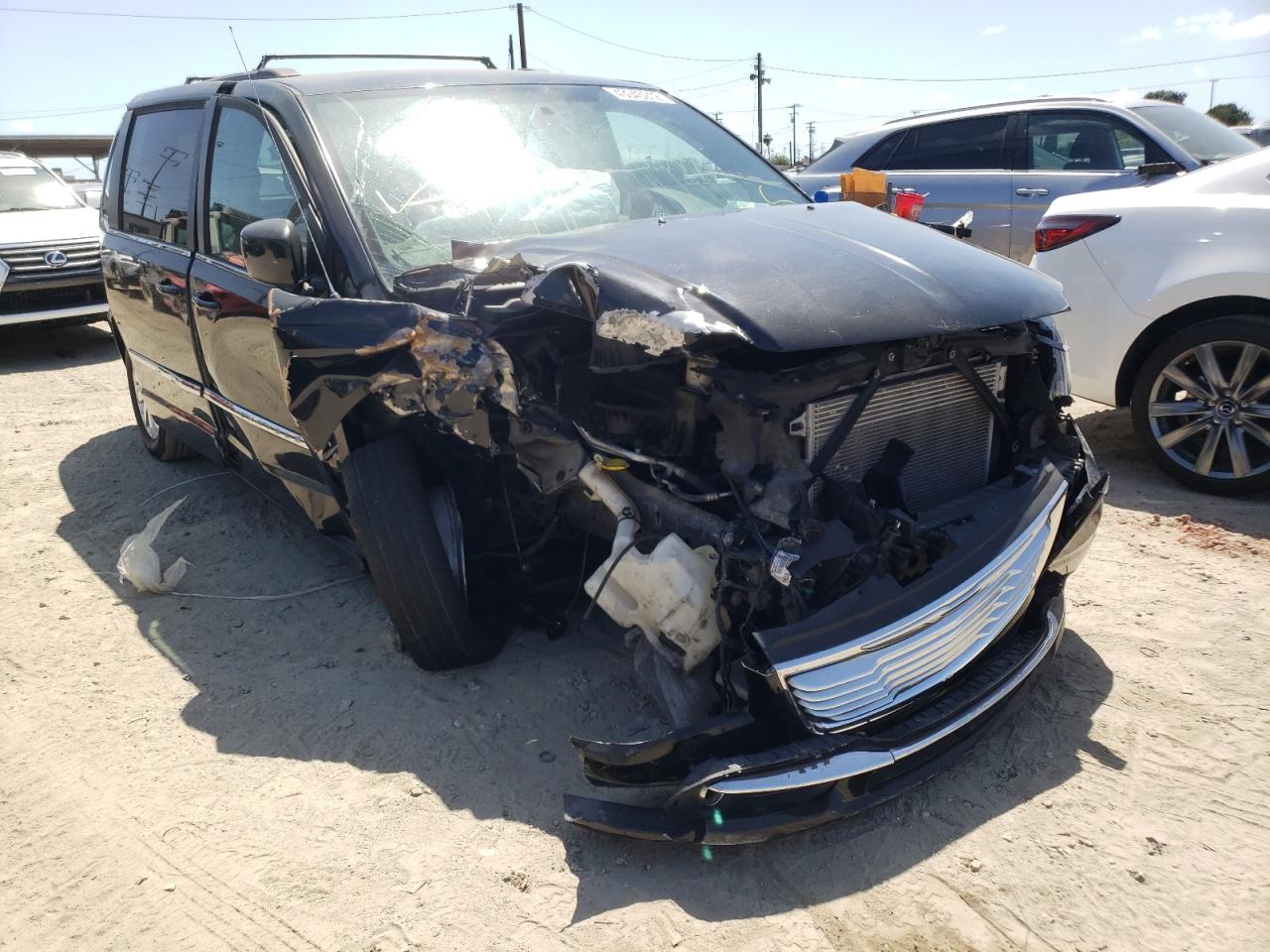 CHRYSLER TOWN & COU 2015 with VIN 2C4RC1BG5FR644591 - Photo from auction
