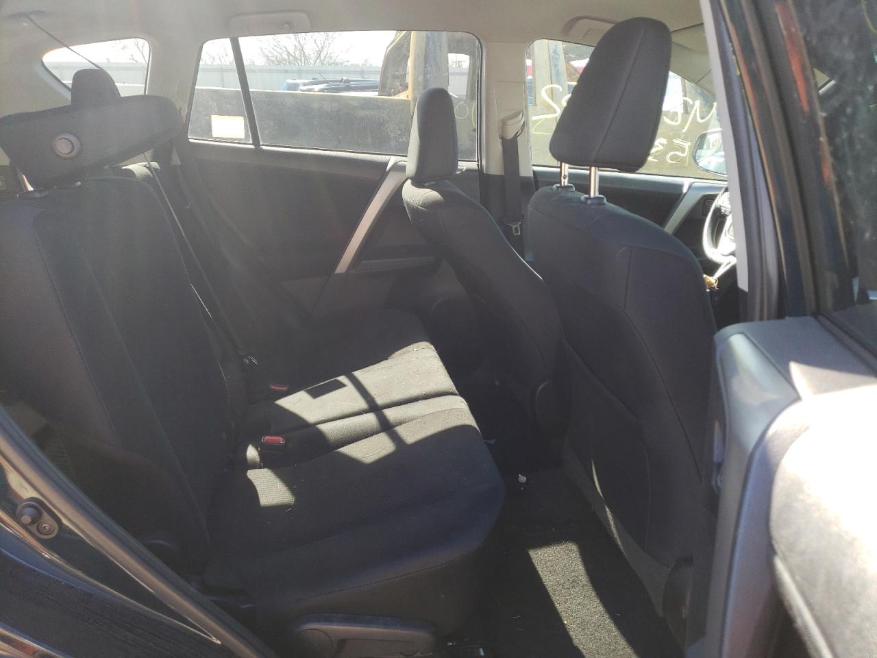 Photo 18 from auction – 2017 TOYOTA RAV4 LE with VIN 2T3BFREV8HW563451