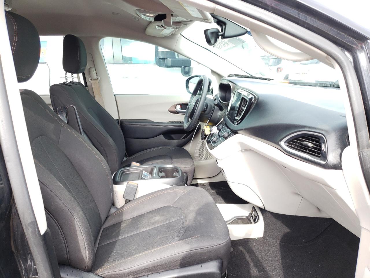 Photo 5 from auction – 2018 CHRYSLER PACIFICA T with VIN 2C4RC1FG1JR270905