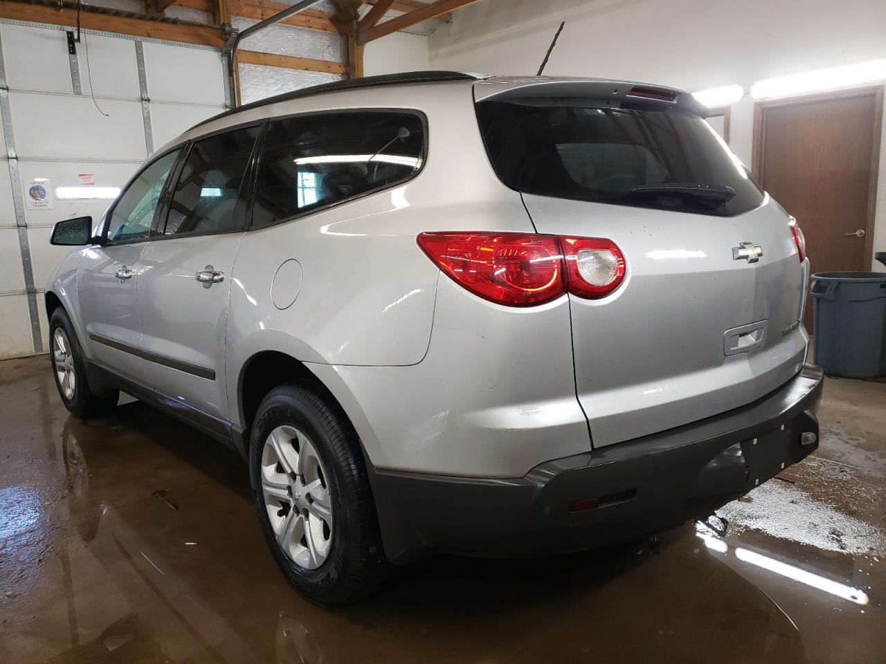 Photo 3 from auction – 2010 CHEVROLET TRAVERSE L with VIN 1GNLREED0AS140543