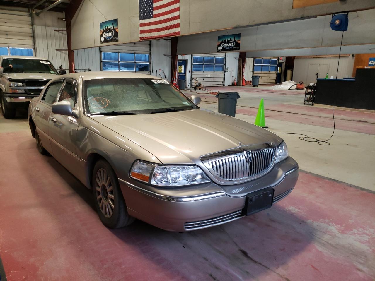 LINCOLN TOWN CAR E 2003 with VIN 1LNHM81WX3Y619845 - Photo from auction