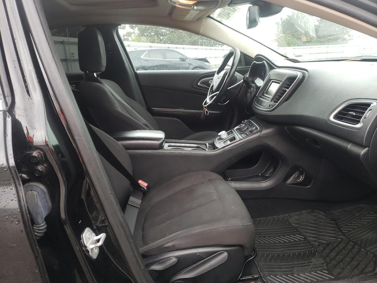 Photo 5 from auction – 2015 CHRYSLER 200 LIMITE with VIN 1C3CCCAB0FN555813