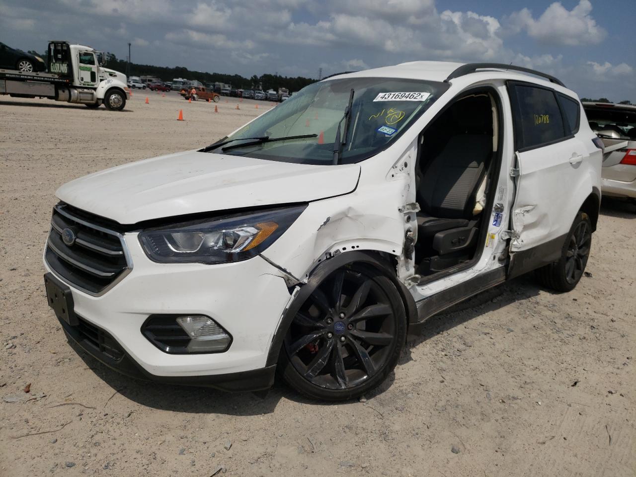 Photo 2 from auction – 2017 FORD ESCAPE SE with VIN 1FMCU0GD8HUC78140