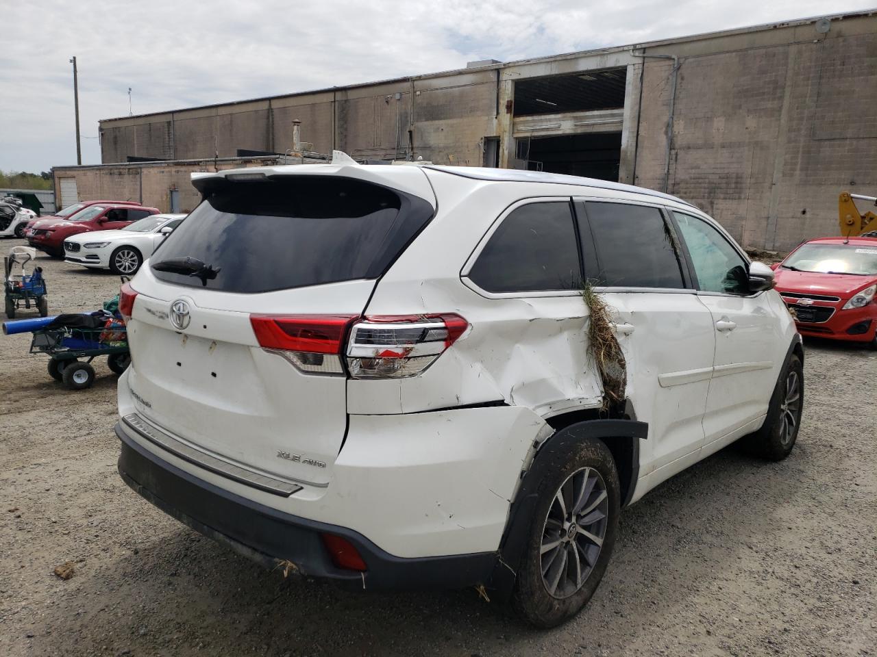 Photo 4 from auction – 2018 TOYOTA HIGHLANDER with VIN 5TDJZRFH5JS880817