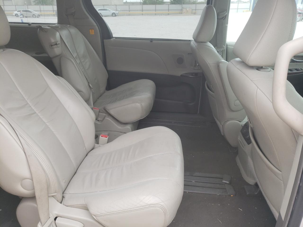 Photo 6 from auction – 2011 TOYOTA SIENNA XLE with VIN 5TDYK3DC7BS026680