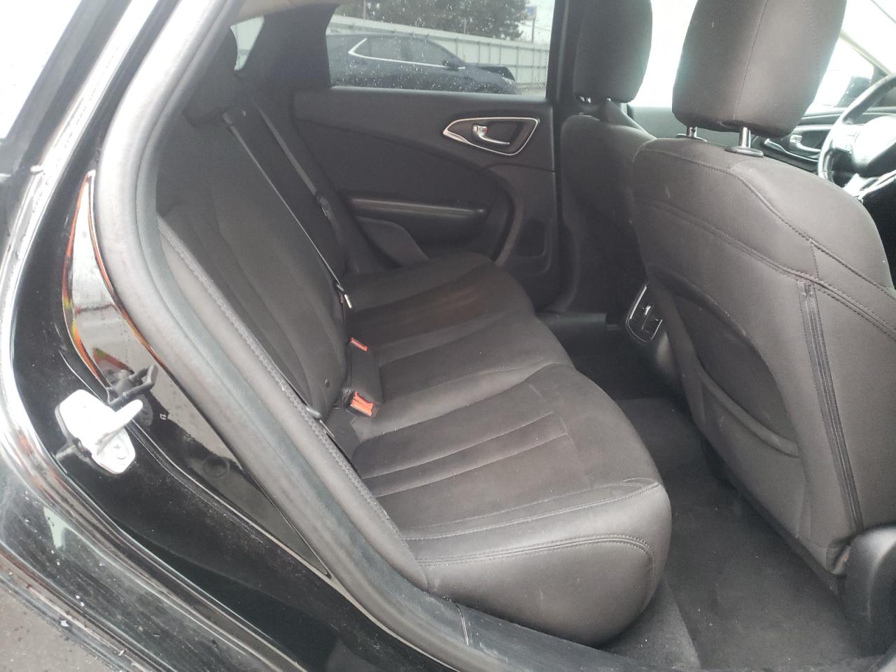 Photo 6 from auction – 2015 CHRYSLER 200 LIMITE with VIN 1C3CCCAB0FN555813