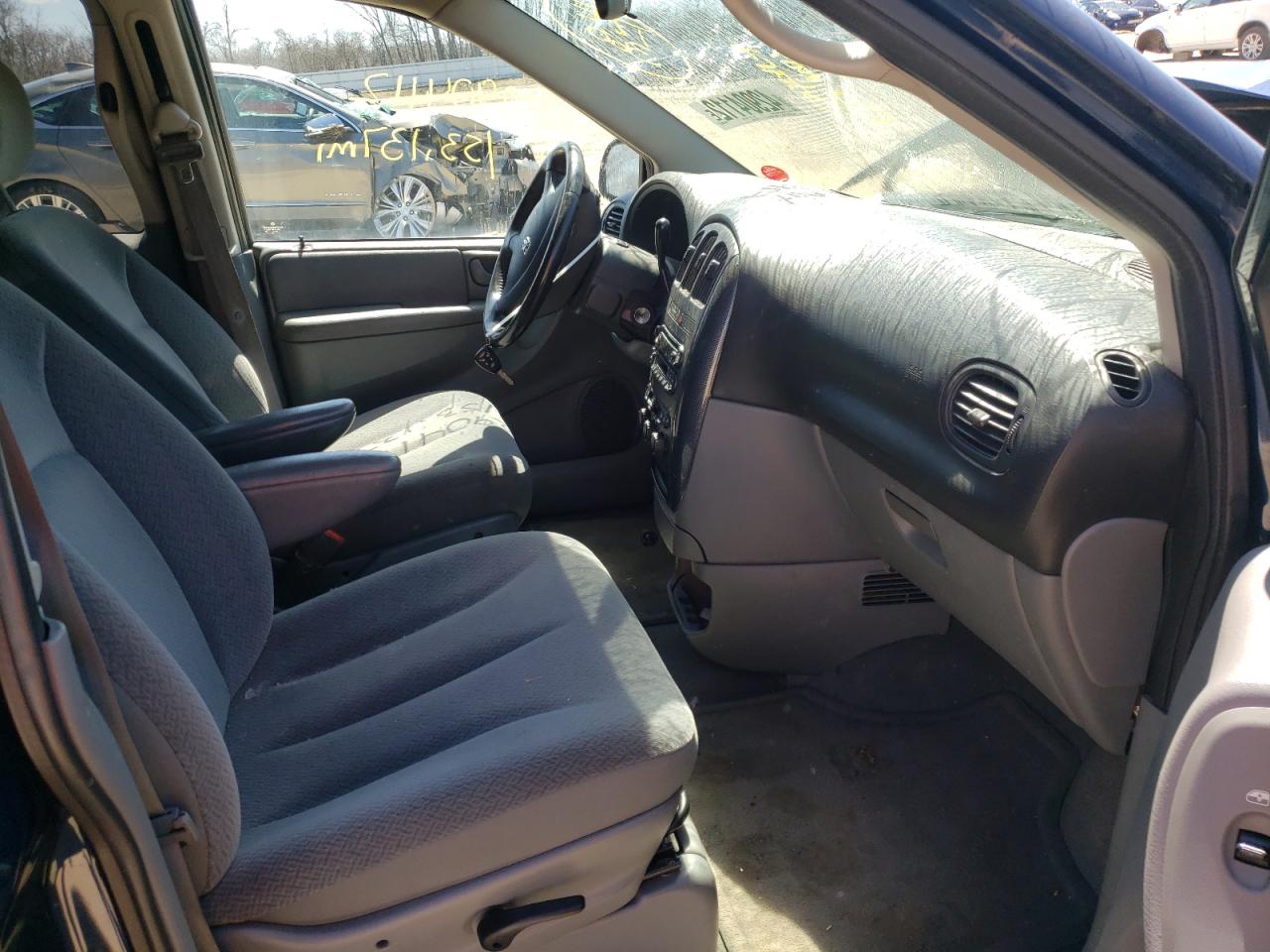 Photo 5 from auction – 2005 DODGE GRAND CARA with VIN 2D4GP44L25R540164