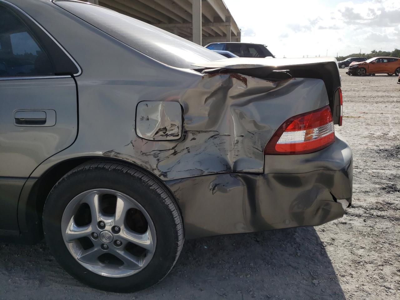Photo 9 from auction – 2000 LEXUS ES 300 with VIN JT8BF28G0Y0267587