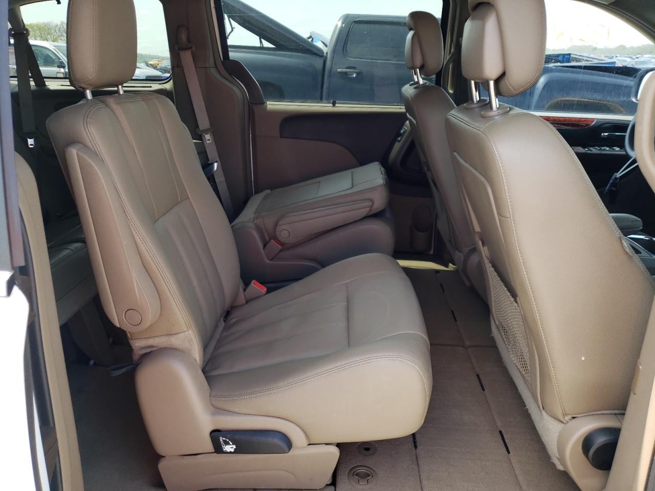 Photo 6 from auction – 2015 CHRYSLER TOWN & COU with VIN 2C4RC1BG6FR583042