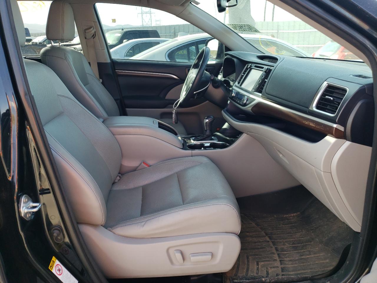 Photo 5 from auction – 2015 TOYOTA HIGHLANDER with VIN 5TDDKRFH7FS144910