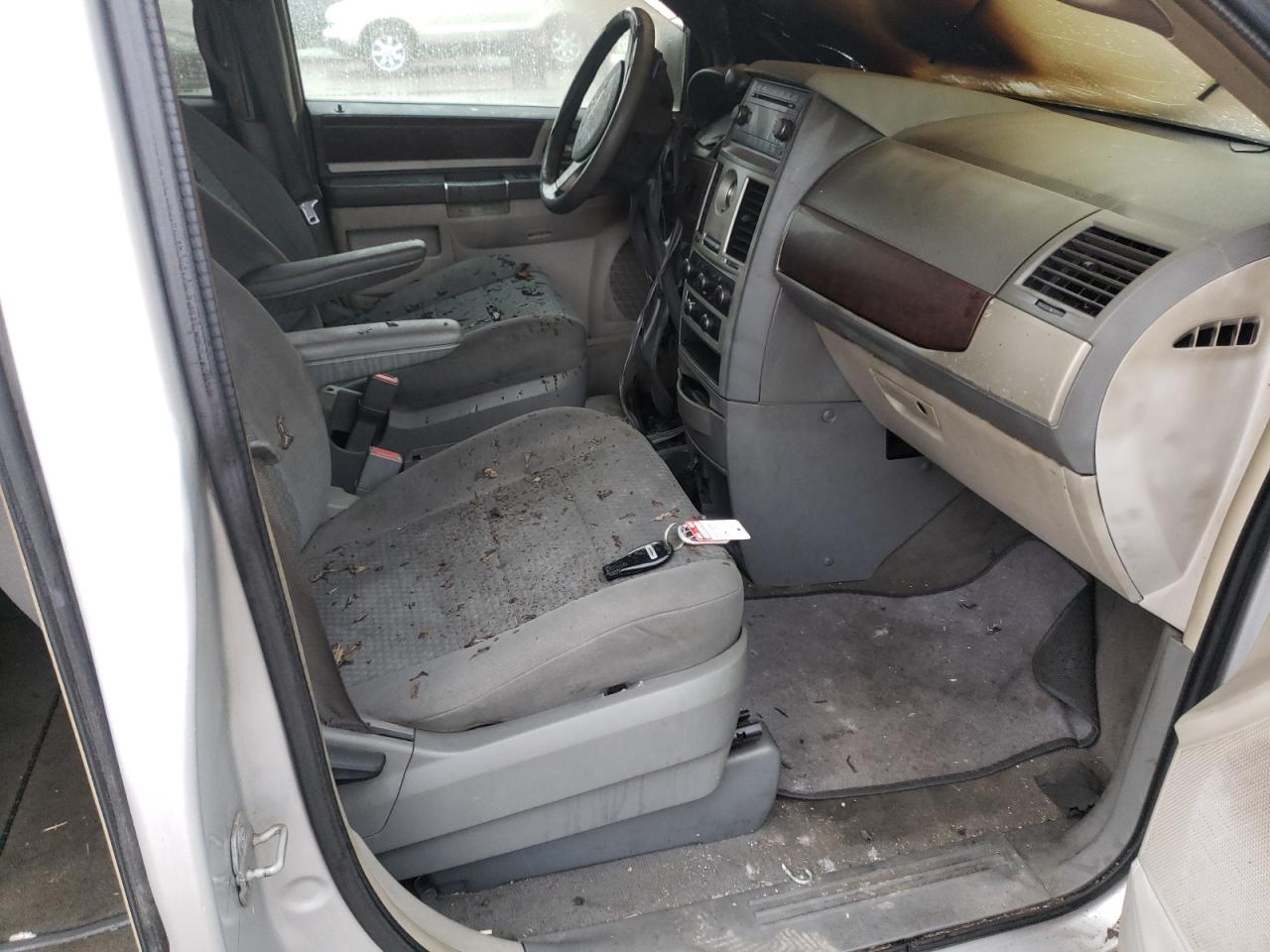 Photo 5 from auction – 2010 CHRYSLER TOWN & COU with VIN 2A4RR5D19AR132110