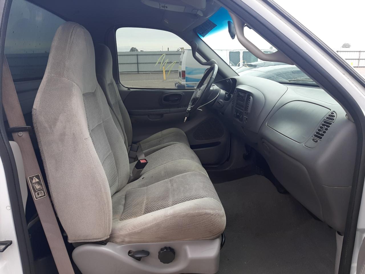 Photo 5 from auction – 2002 FORD F150 with VIN 1FTRF17W42NA00045