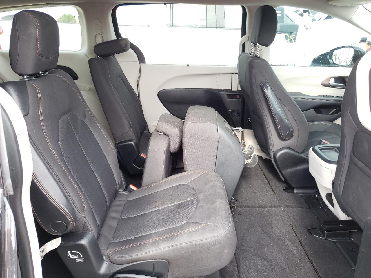 Photo 6 from auction – 2018 CHRYSLER PACIFICA T with VIN 2C4RC1FG1JR270905
