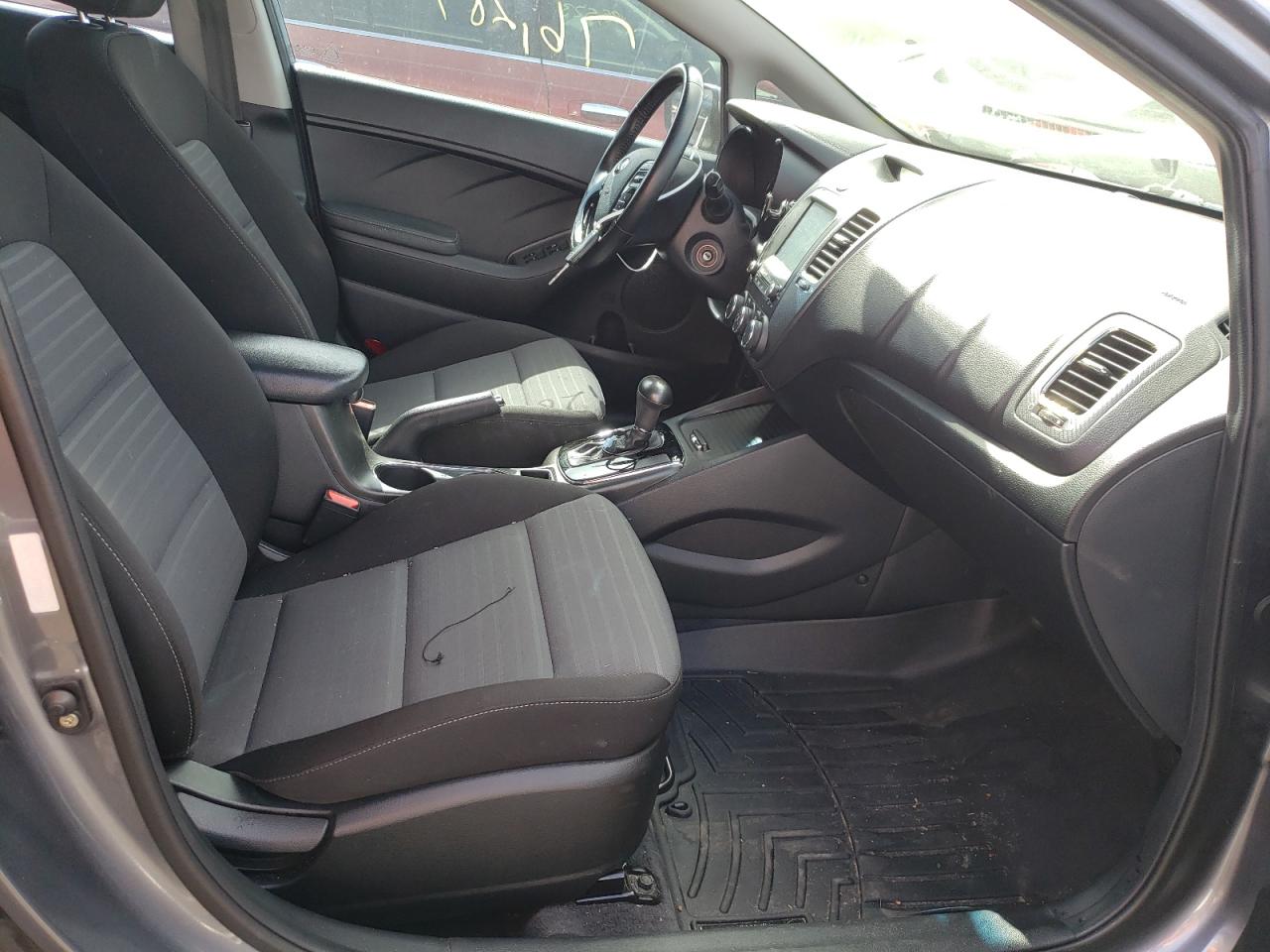Photo 5 from auction – 2018 KIA FORTE LX with VIN 3KPFL4A75JE221011