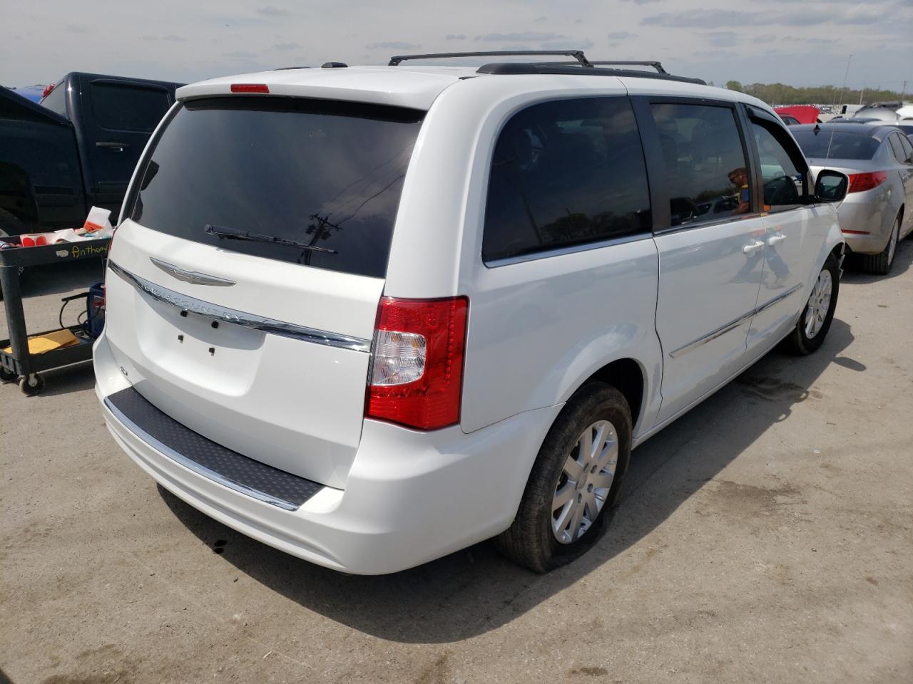 Photo 4 from auction – 2015 CHRYSLER TOWN & COU with VIN 2C4RC1BG6FR583042