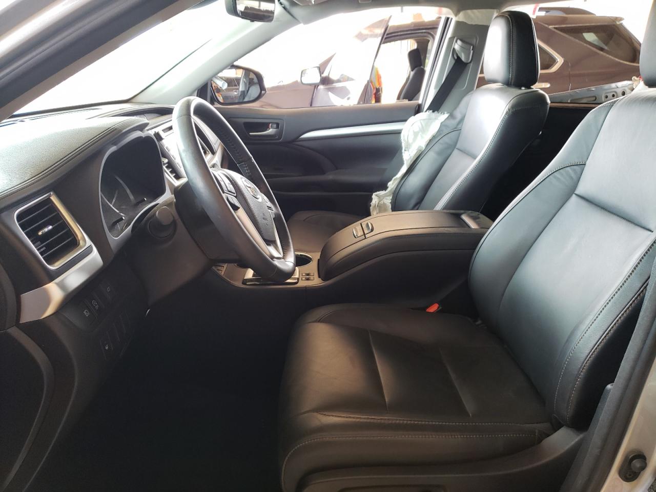 Photo 5 from auction – 2018 TOYOTA HIGHLANDER with VIN 5TDKZRFH1JS548345