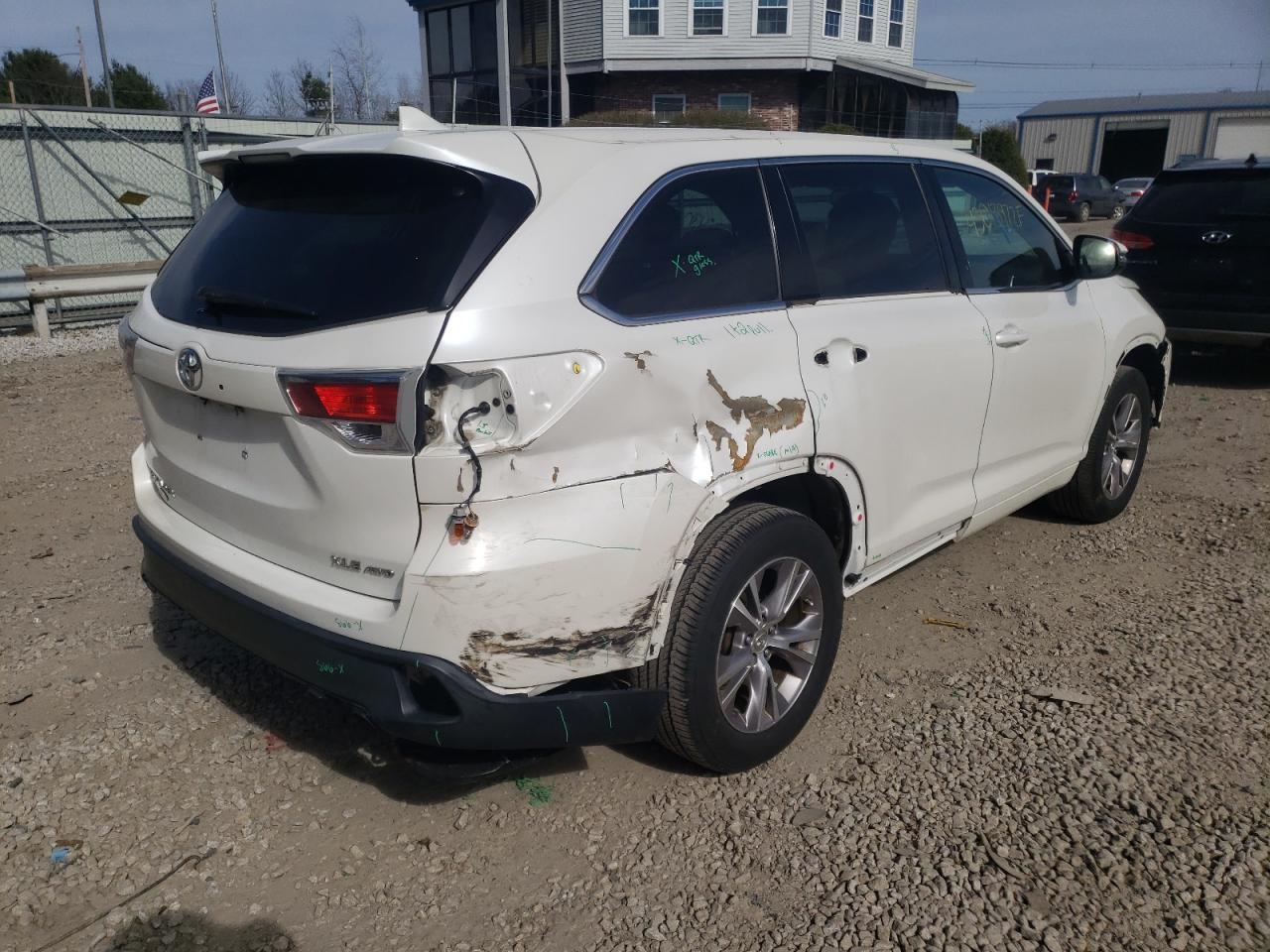 Photo 4 from auction – 2015 TOYOTA HIGHLANDER with VIN 5TDJKRFH3FS146821