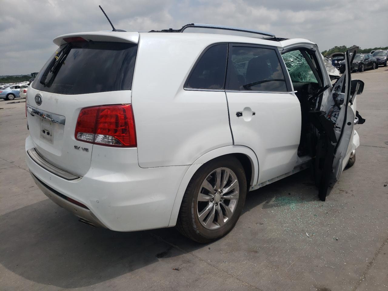 Photo 4 from auction – 2013 KIA SORENTO SX with VIN 5XYKWDA20DG388586