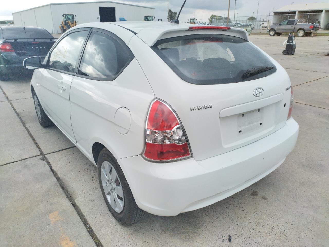 Photo 3 from auction – 2010 HYUNDAI ACCENT with VIN KMHCM3AC3AU182634