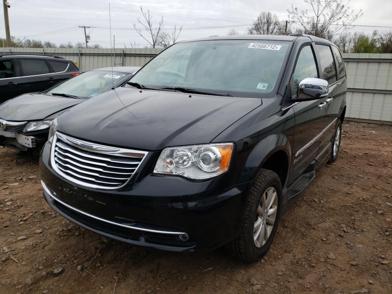 Photo 2 from auction – 2016 CHRYSLER TOWN & COU with VIN 2C4RC1GG7GR269538