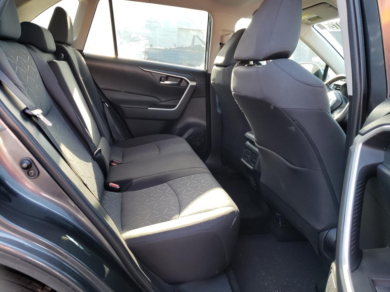 Photo 6 from auction – 2020 TOYOTA RAV4 XLE with VIN 2T3P1RFV9LC090169
