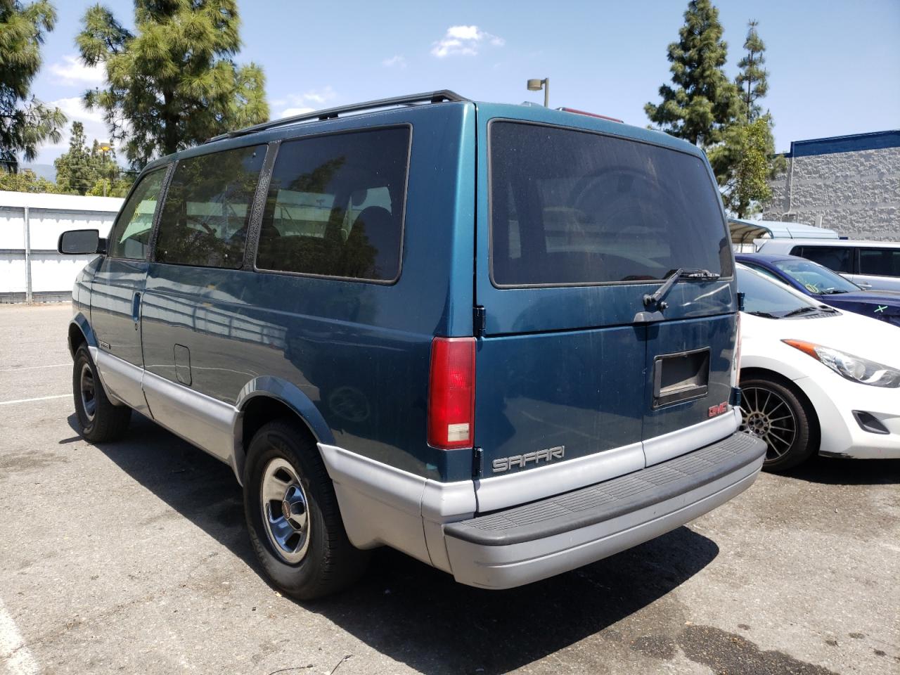 Photo 3 from auction – 2000 GMC SAFARI XT with VIN 1GKDM19W3YB510205