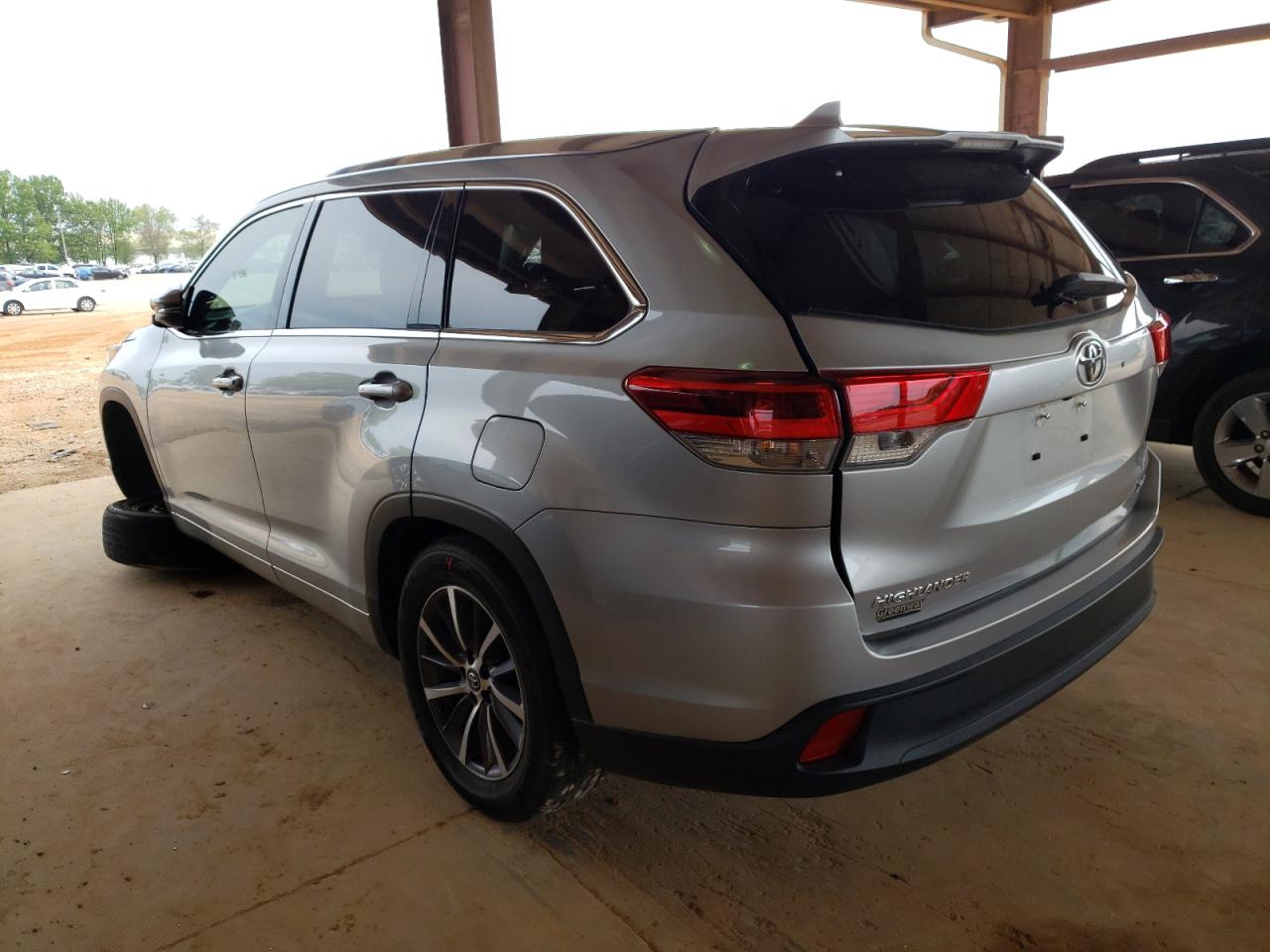 Photo 3 from auction – 2018 TOYOTA HIGHLANDER with VIN 5TDKZRFH1JS548345