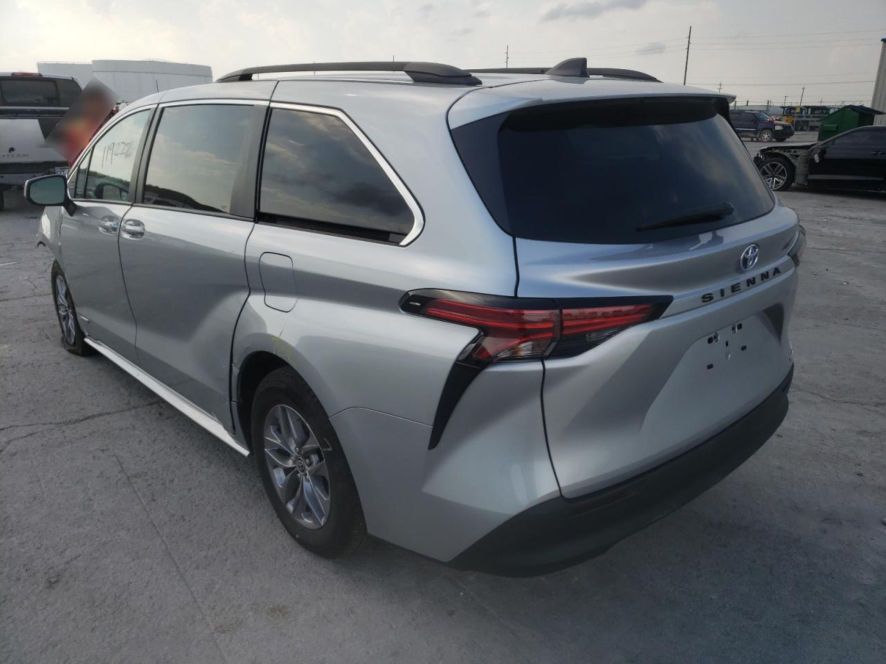 Photo 3 from auction – 2021 TOYOTA SIENNA LE with VIN 5TDKRKEC3MS027161
