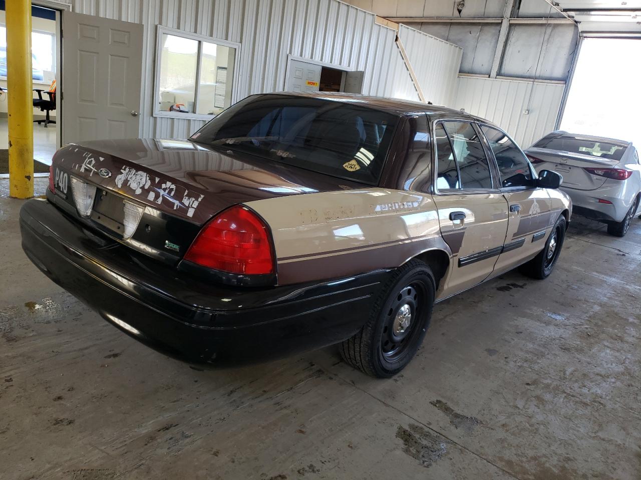 Photo 4 from auction – 2011 FORD CROWN VICT with VIN 2FABP7BV0BX144289