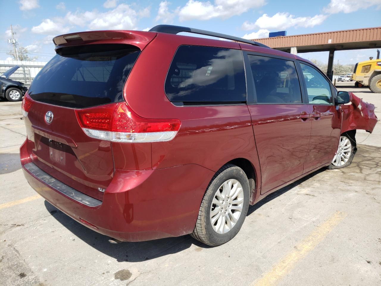 Photo 4 from auction – 2013 TOYOTA SIENNA XLE with VIN 5TDYK3DC7DS314542