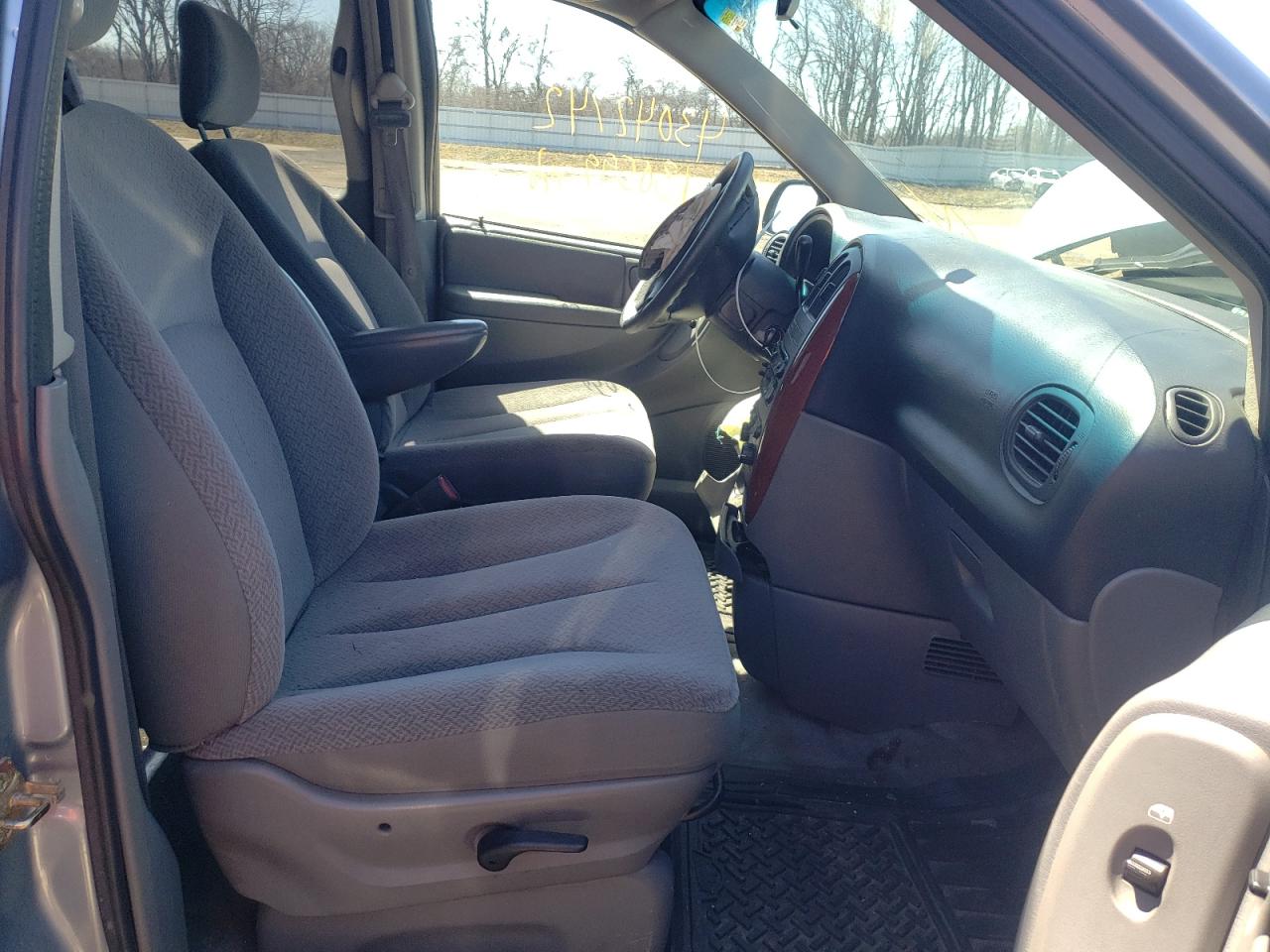 Photo 5 from auction – 2006 CHRYSLER TOWN & COU with VIN 1A4GP45R56B717896