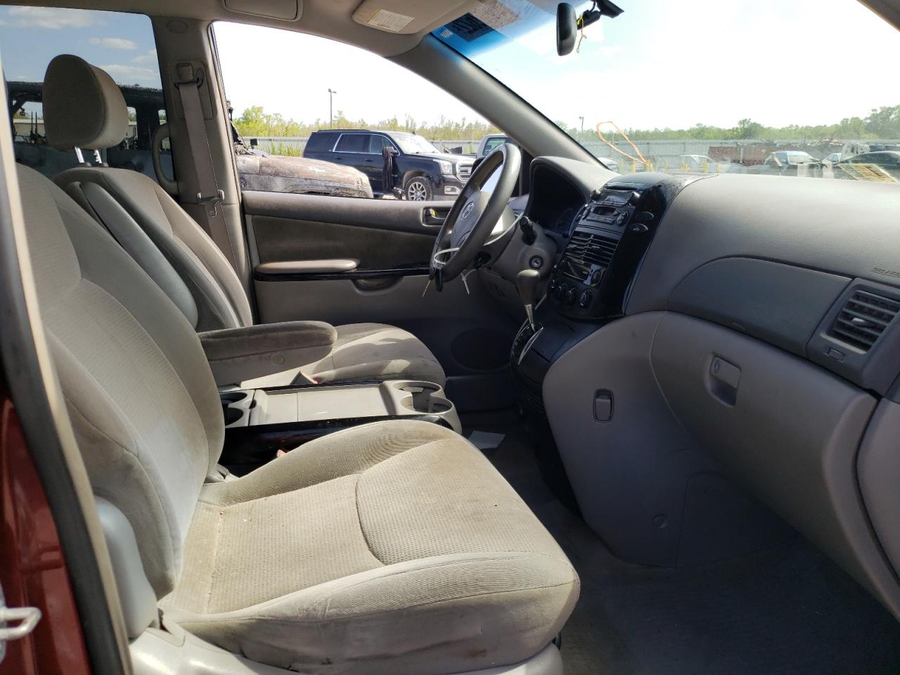 Photo 5 from auction – 2004 TOYOTA SIENNA LE with VIN 5TDZA23C84S053134