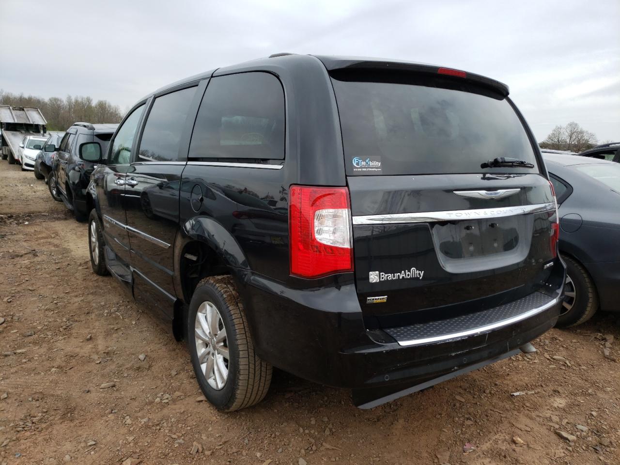 Photo 3 from auction – 2016 CHRYSLER TOWN & COU with VIN 2C4RC1GG7GR269538