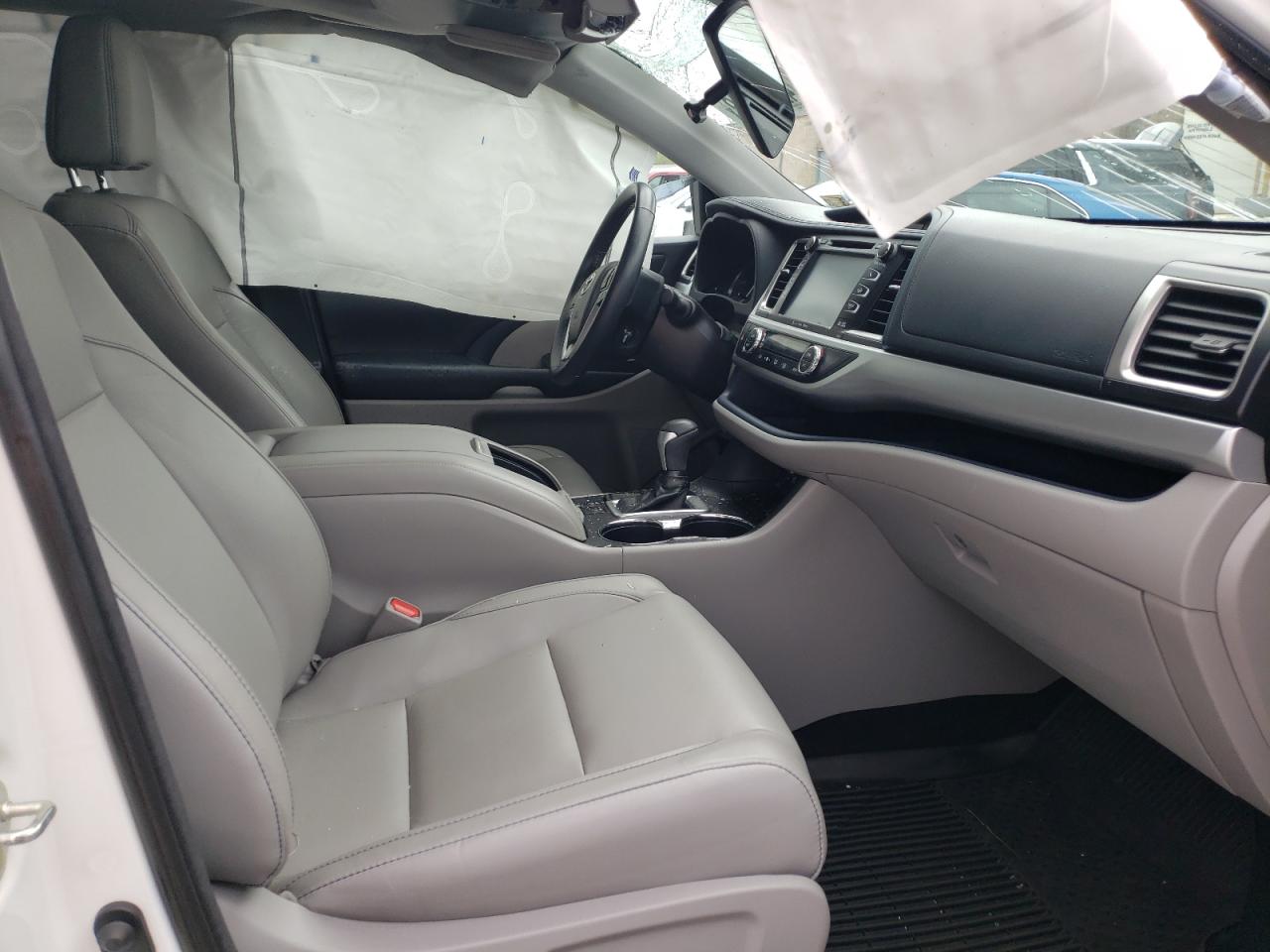 Photo 5 from auction – 2018 TOYOTA HIGHLANDER with VIN 5TDJZRFH5JS880817