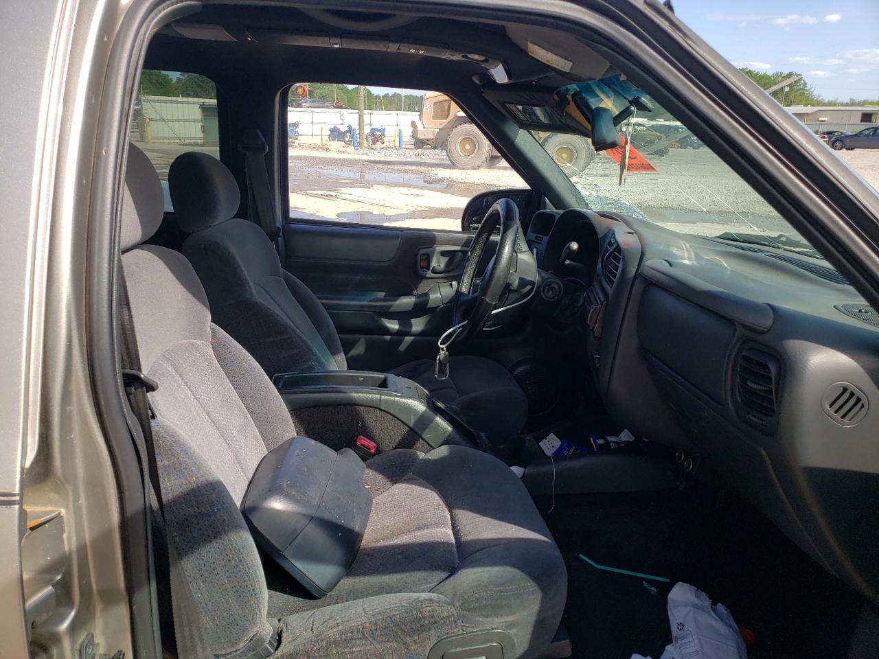 Photo 5 from auction – 2001 CHEVROLET BLAZER with VIN 1GNCS13W712147023