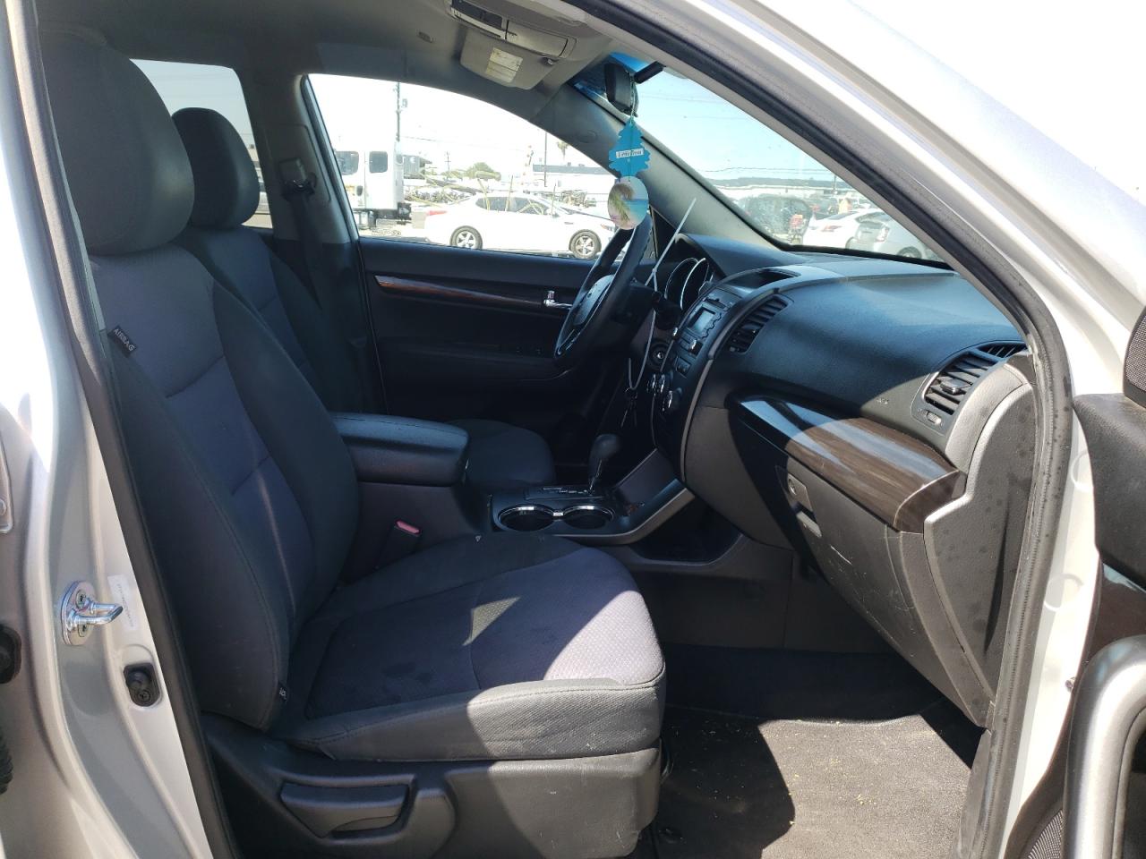 Photo 5 from auction – 2013 KIA SORENTO LX with VIN 5XYKT4A23DG349709