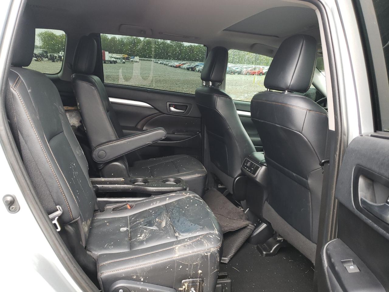 Photo 6 from auction – 2019 TOYOTA HIGHLANDER with VIN 5TDKZRFH6KS557771