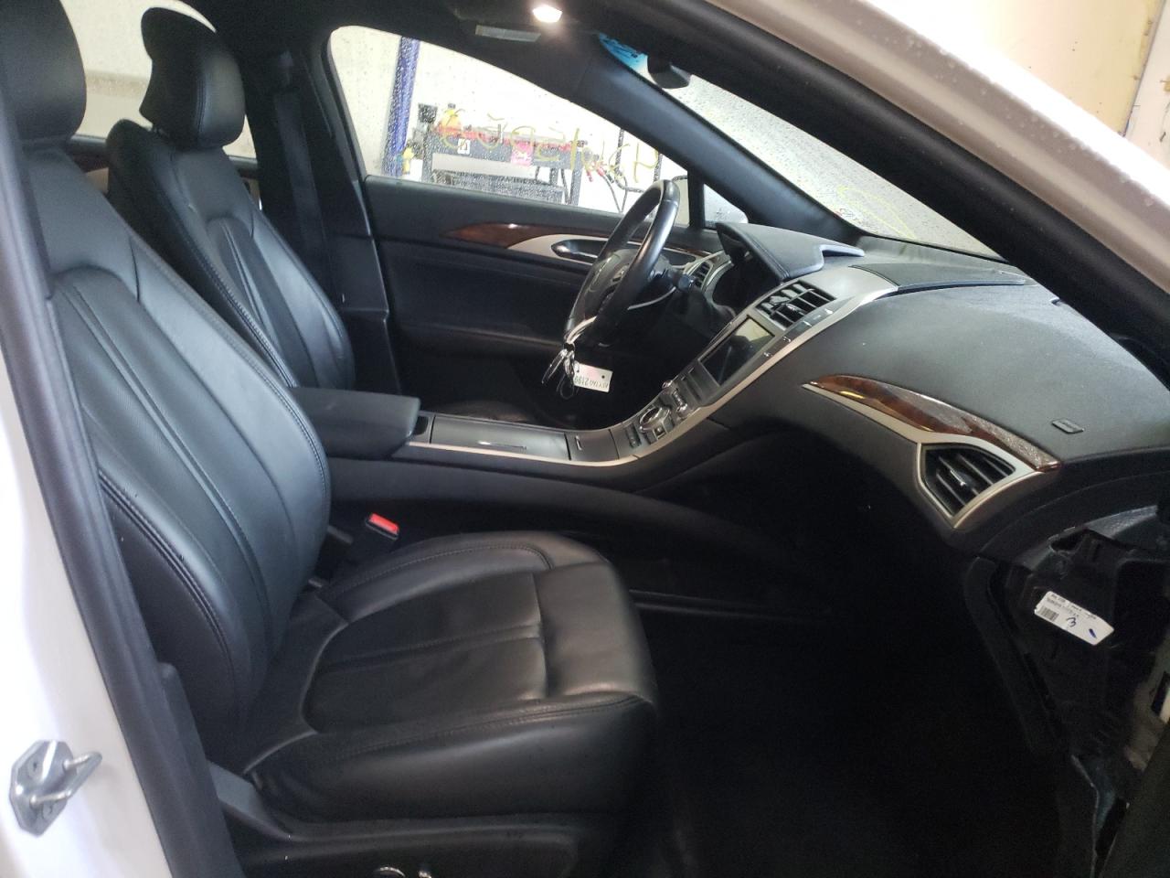 Photo 5 from auction – 2017 LINCOLN MKZ RESERV with VIN 3LN6L5F94HR622659
