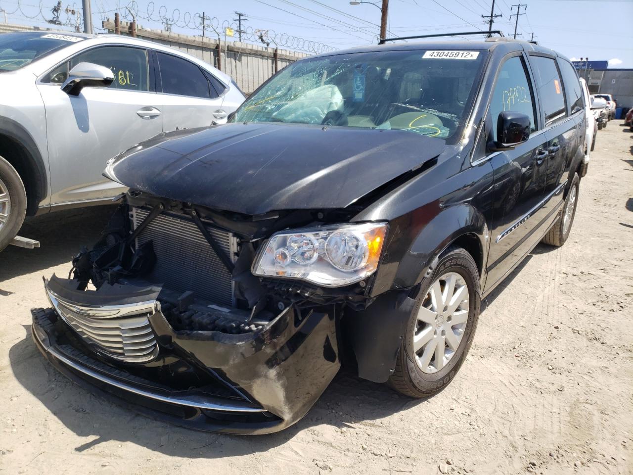 Photo 2 from auction – 2015 CHRYSLER TOWN & COU with VIN 2C4RC1BG5FR644591