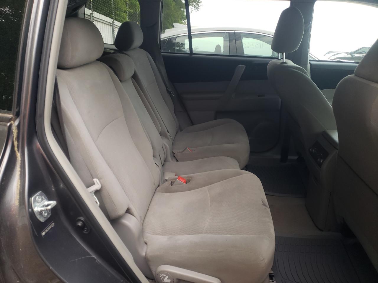 Photo 6 from auction – 2010 TOYOTA HIGHLANDER with VIN 5TDBK3EH6AS019184