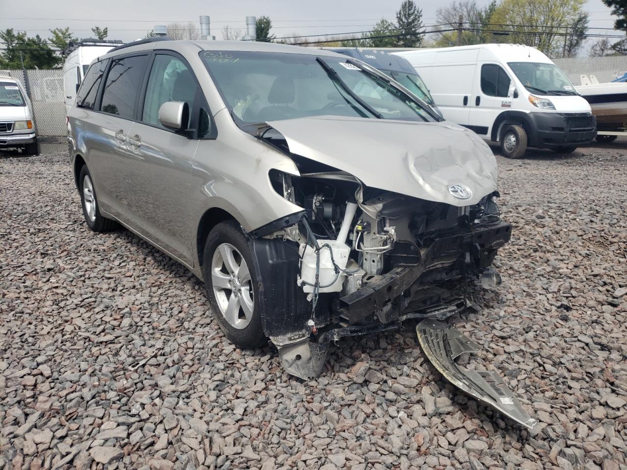TOYOTA SIENNA LE 2017 with VIN 5TDKZ3DC2HS781388 - Photo from auction
