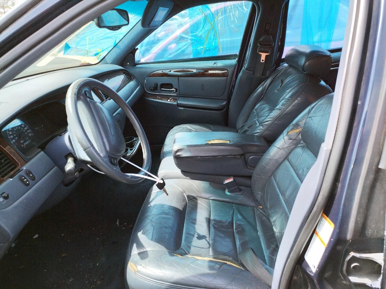 Photo 5 from auction – 2001 LINCOLN TOWNCAR with VIN 1LNHM81W41Y629252