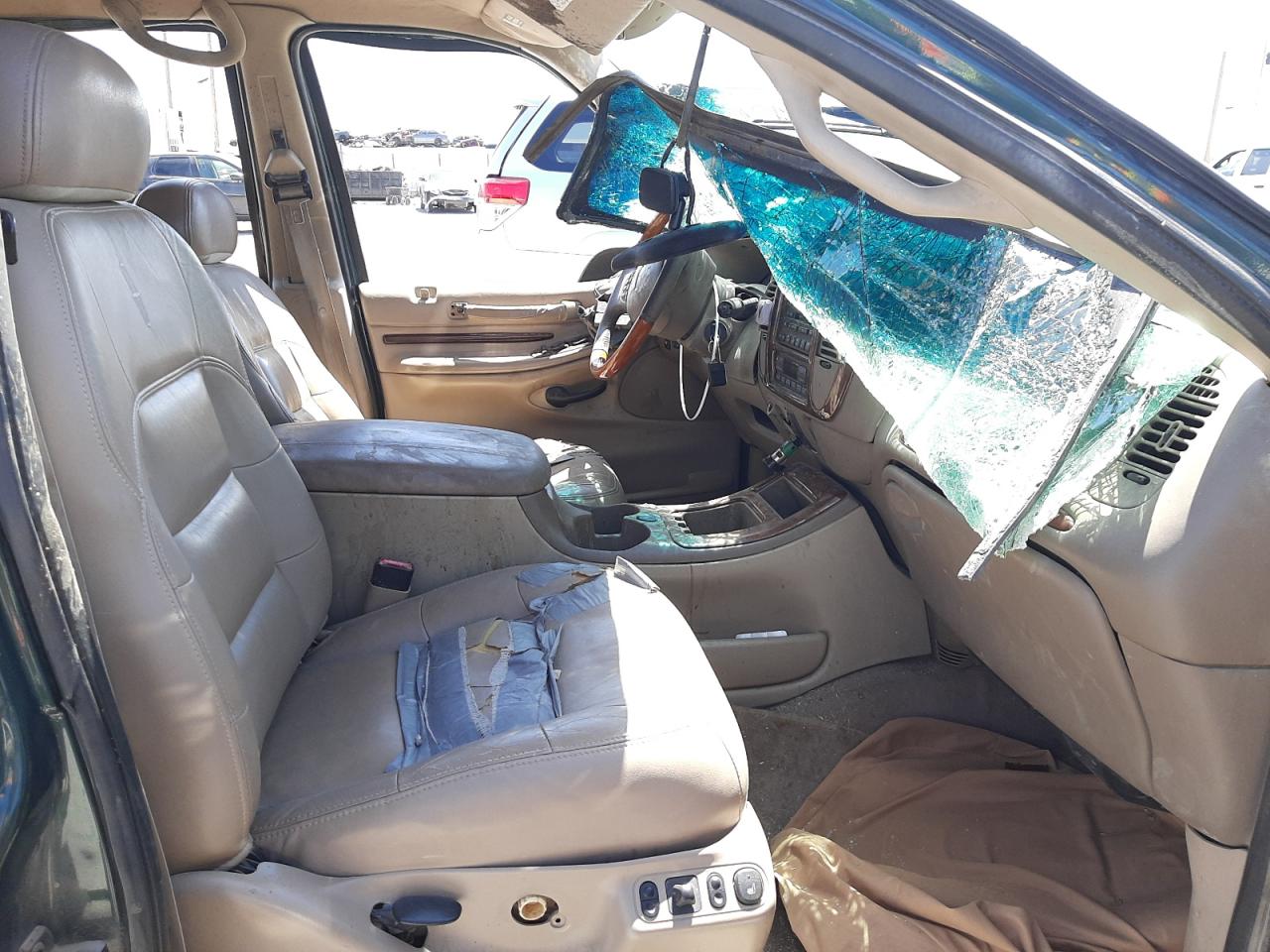 Photo 5 from auction – 2000 LINCOLN NAVIGATOR with VIN 5LMRU27A7YLJ05949