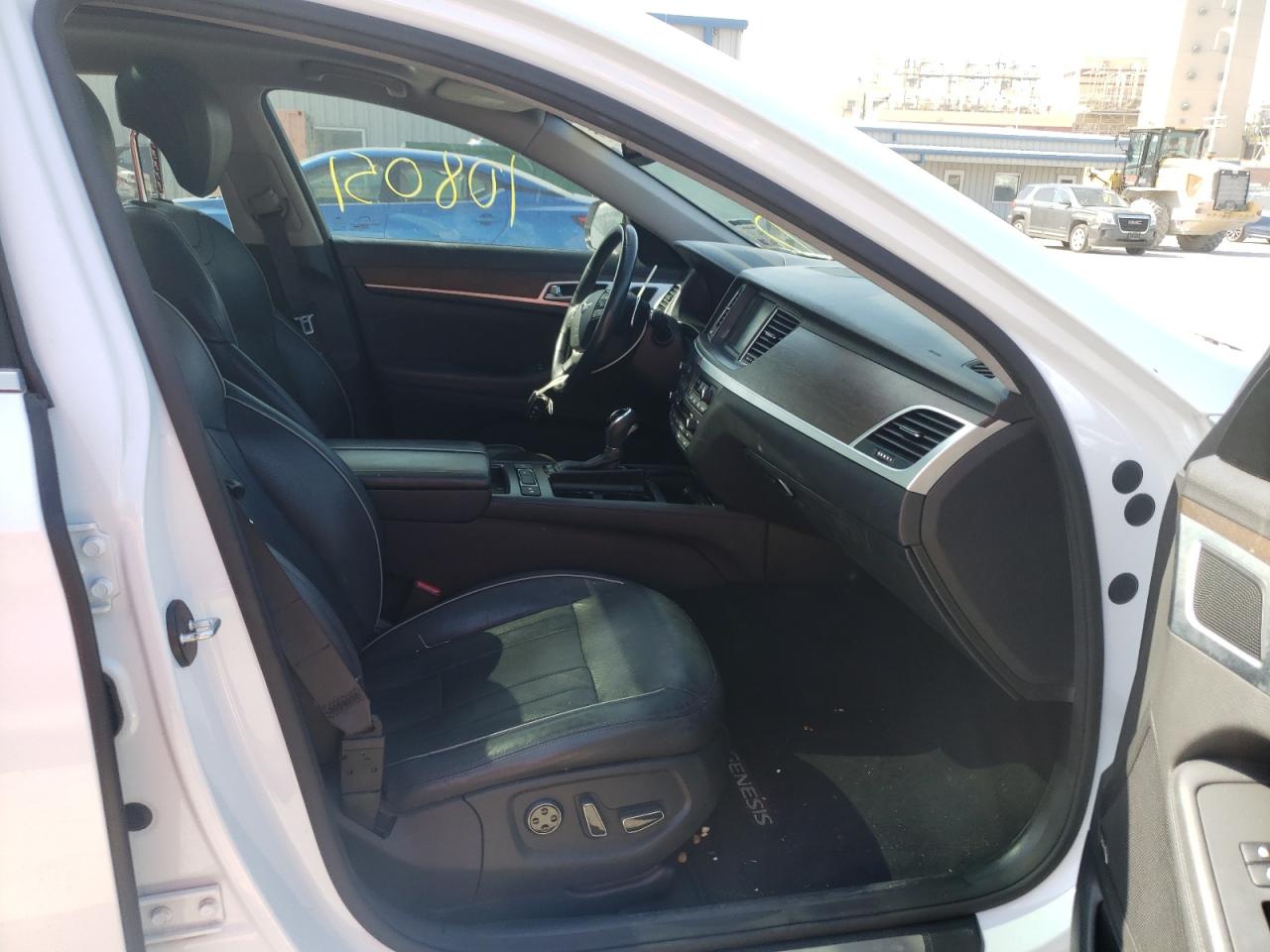 Photo 5 from auction – 2015 HYUNDAI GENESIS 5. with VIN KMHGN4JF4FU078840