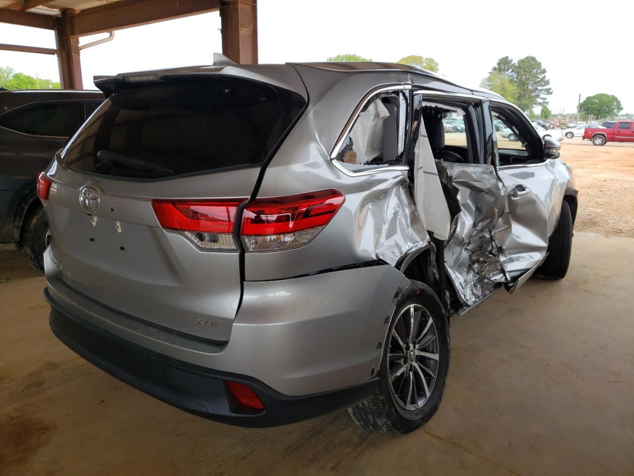 Photo 4 from auction – 2018 TOYOTA HIGHLANDER with VIN 5TDKZRFH1JS548345