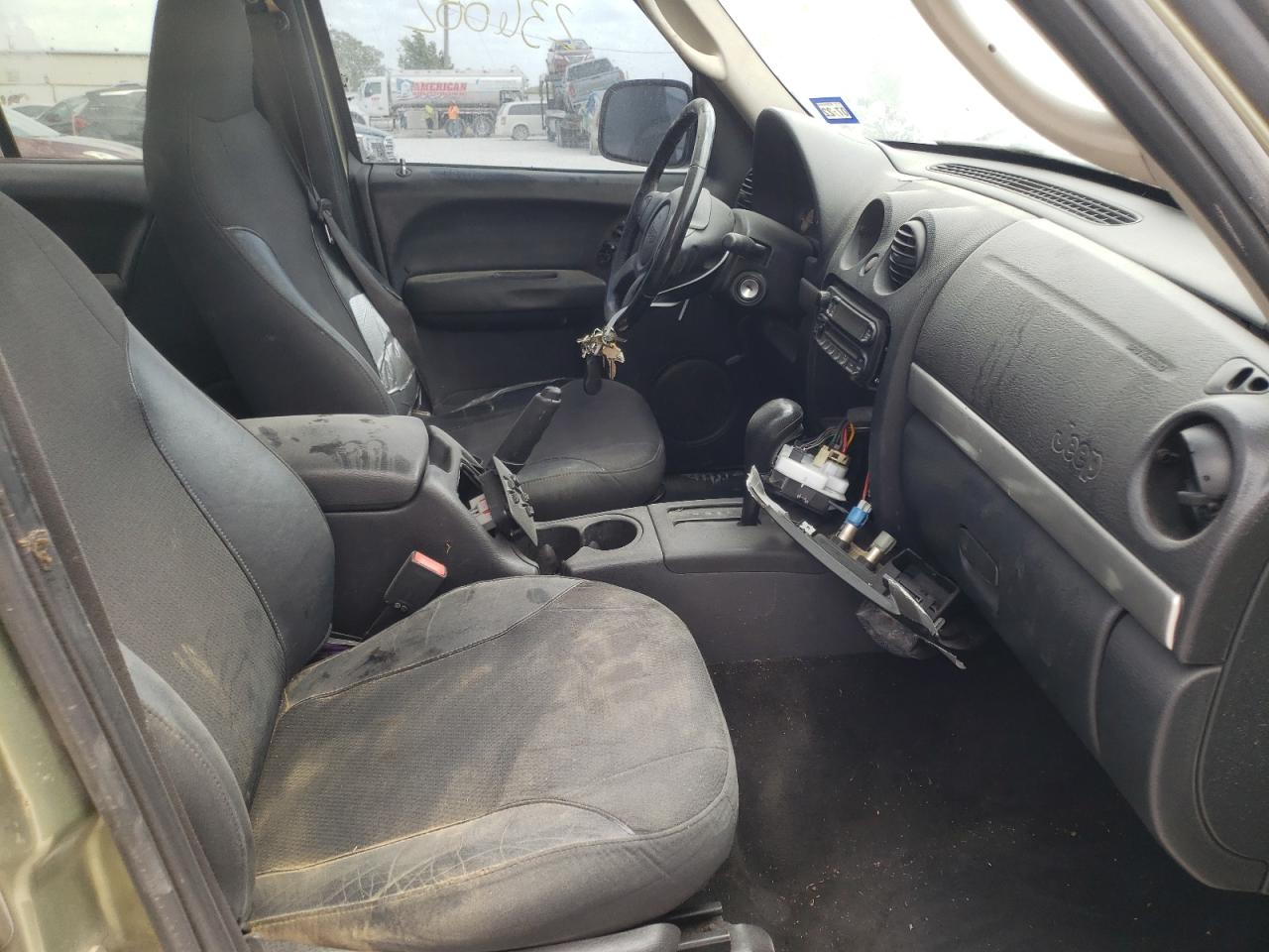 Photo 5 from auction – 2002 JEEP LIBERTY RE with VIN 1J4GK38K52W301034