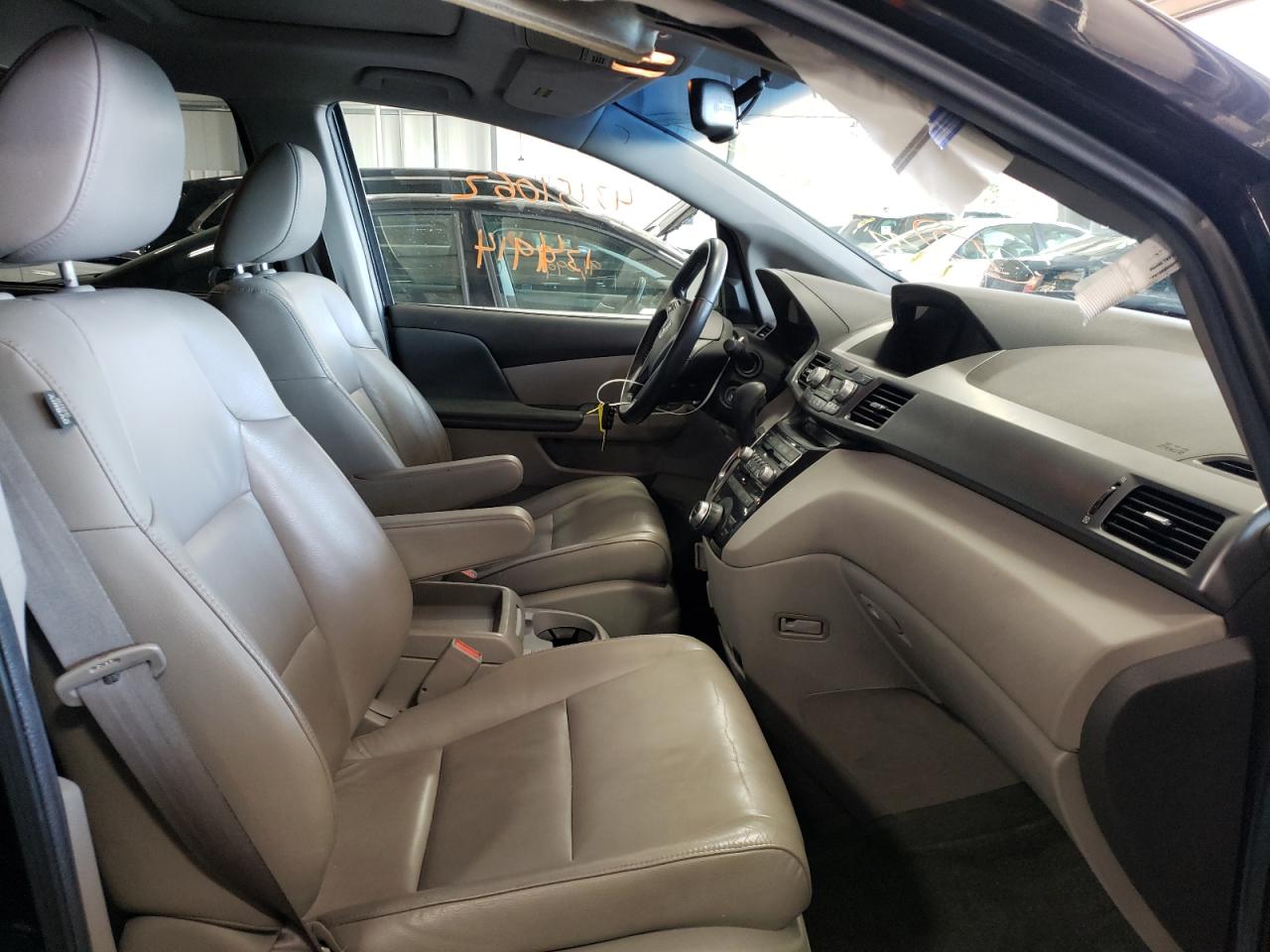 Photo 5 from auction – 2011 HONDA ODYSSEY TO with VIN 5FNRL5H91BB081657